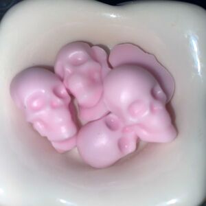 BLEEDING WAX MELTS - BLEEDING PINK SKULLS (BLOOD BLACK) -JAPANESE MAGNOLIA SCENT